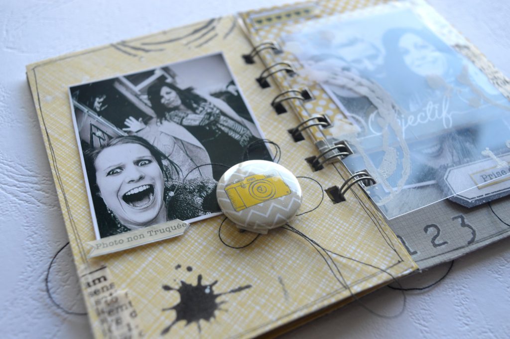 Mini album scrap avec utilisation d'un badge du lot scoop de la marque Graffiti girl